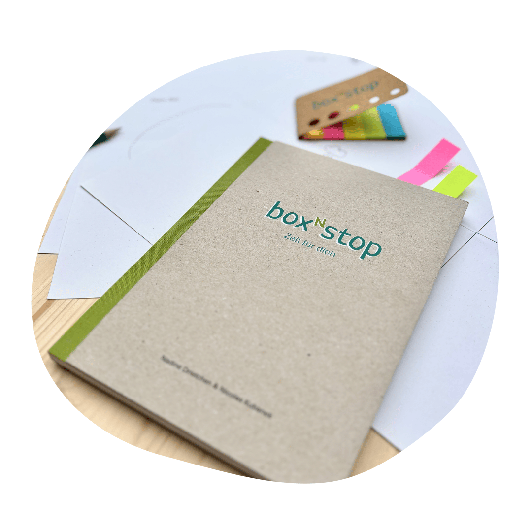 Alle Inhalte des boxnstop: Buch, Arbeitsblätter, Bleistift, Haftnotizen