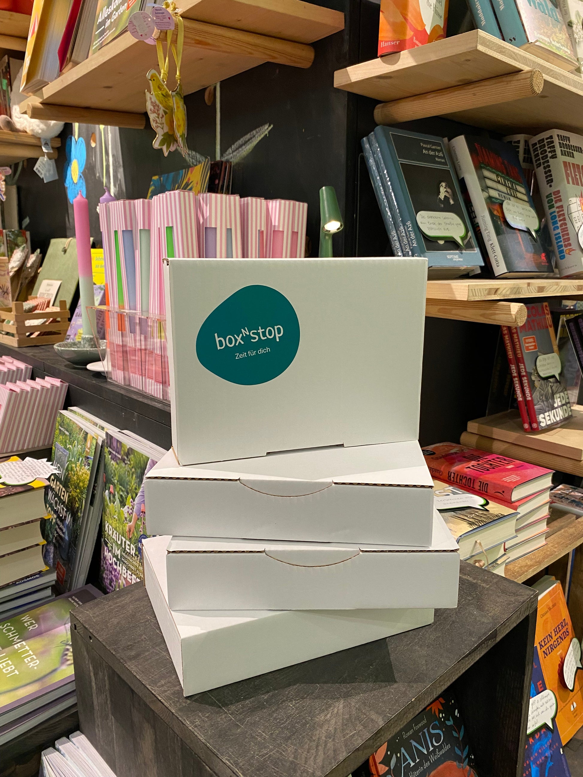 Stapel von boxnstop-Boxen im Buchladen