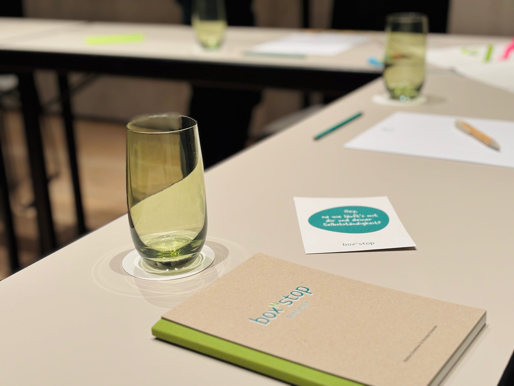 boxnstop Arbeitsbuch auf dem Tisch beim Workshop