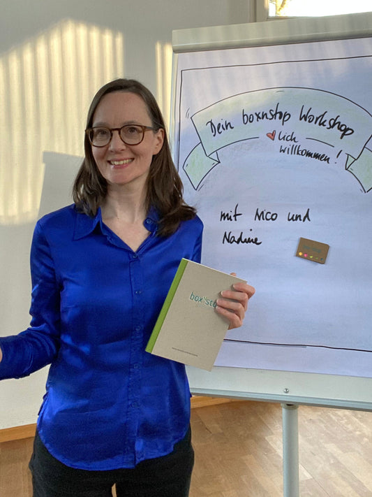 Nadine Drietchen bei der Moderation des boxnstop Workshops 